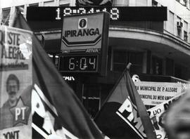 Ato pelo não pagamento da dívida externa (Porto Alegre-RS, 23 out. 1985).  / Crédito: Márcia Cama...