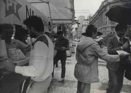 Panfletagem do PT na praça Ramos durante as eleições de 1982 (São Paulo-SP, 1982). / Crédito: Aut...