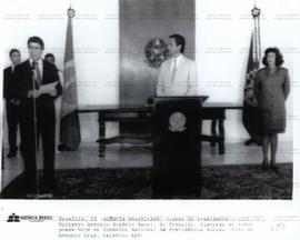 Antônio Rogério Magri discursa junto a Fernando Collor de Mello ao tomar posse no Conselho Nacional de Previdência Social (Brasília-DF, 29 ago. 1991).  / Crédito: Antônio Cruz/Agência Brasil.