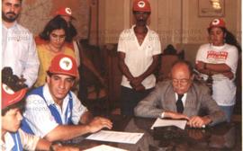 MST reúne-se com governador de Pernambuco Miguel Arraes (Recife-PE, 17 abr. 1997). / Crédito: Cló...