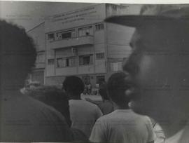 Vista de trabalhadores em frente a sede do Sindicato dos Metalúrgicos de São Caetano do Sul (São ...