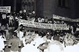 Ato contra a dívida externa organizado pela Comissão Pró-CUT, na Praça da Sé (São Paulo-SP, 1981)...
