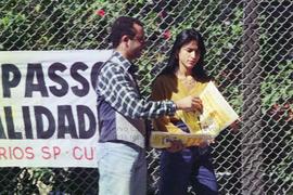 Ato da campanha salarial dos bancários em agência Bradesco na Cidade de Deus (Osasco-SP, 1996). C...