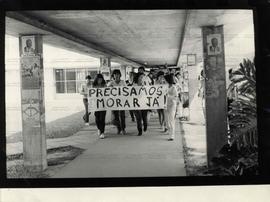 [Manifestação de estudantes da USP reivindicando moradia estudantil?] (São Paulo-SP, [1980?]). / ...