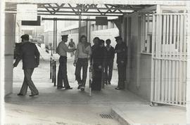 Portão de entrada da fábrica Mercedes (São Bernardo do Campo-SP, mai. 1978). / Crédito: João Robe...