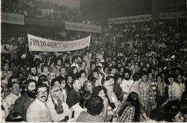 Concentração da Frente Nacional pela Redemocratização (FNR) realizada na Assembleia Legislativa do Rio Grande do Sul (Porto Alegre-RS, 10 ago. 1978). / Crédito: Autoria desconhecida.