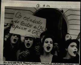 Manifestação dos estudantes de teatro da CAL em apoio a greve (Rio de Janeiro-RJ, 12 abr. 1988). ...