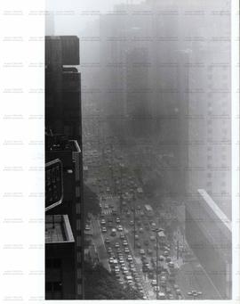 Avenida Paulista em dia de alto índice de poluição do ar (São Paulo-SP, 1995).  / Crédito: Luludi...