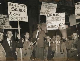 Manifestação dos bancários durante a greve da categoria ([São Paulo-SP, 1930-1950?]).  / Crédito:...