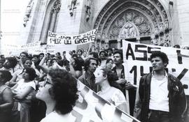 Assembleia dos servidores públicos em greve na Praça da Sé (São Paulo-SP, 1983). / Crédito: Vera ...