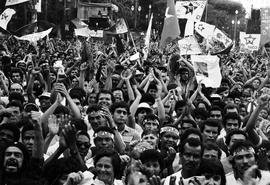 Ato da candidatura “Suplicy prefeito” (PT) na Praça da Sé nas eleições de 1985 (São Paulo-SP, 198...