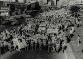 Caminhada dos trabalhadores rurais sem terra (Porto Alegre-RS, 23 jun. [1970-1980?]). / Crédito: ...