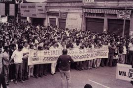 Manifestação dos metalúrgicos do ABC em greve, na rua Marechal Deodoro (São Bernardo do Campo-SP, [1 mai.?] Ano desconhecido). / Crédito: Autoria desconhecida.
