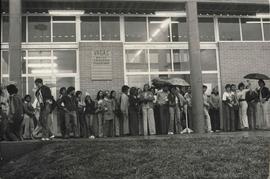Trabalhadores da Bom Bril em greve na porta da fábrica (São Bernardo do Campo-SP, jul. 1978).  / ...