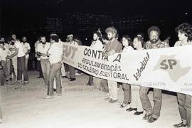 Caravana à Brasília contra a regulamentação do Colégio Eleitoral (Brasília-DF, 1982). Crédito: Ve...