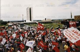 Ato Contra a Reforma da Previdência, na Esplanada dos Ministérios (Brasília-DF, 1997). / Crédito: Roberto Parizotti