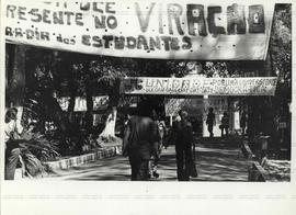 Eleição no Diretório Central dos Estudantes (DCE) da PUC-Rio (Rio de Janeiro, [1977]). / Crédito:...