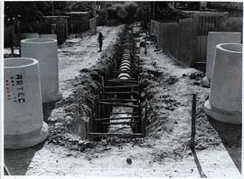 Estrutura de Saneamento (Betim-MG, [1993-1996?]). / Crédito: Lopes
