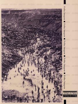 Vista de garimpeiros trabalhando na mina de ouro Serra Pelada ([Curionópolis-PA], 1991). / Crédit...
