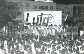 Comício da candidatura “Lula Presidente” (PT) nas eleições de 1989 (Montes Claros-MG, 1989). / Cr...
