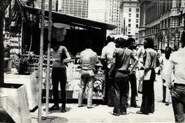 Panfletagem do PT na praça Ramos durante as eleições de 1982 (São Paulo-SP, 1982). / Crédito: Aut...