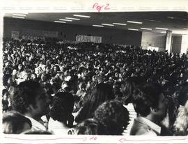 Assembleia dos professores em greve (Brasília-DF, 1979). / Crédito: Autoria desconhecida.