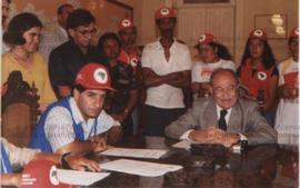 MST reúne-se com governador de Pernambuco Miguel Arraes (Recife-PE, 17 abr. 1997). / Crédito: Cló...