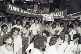 Ato contra os governos Reagan e Figueiredo na Praça da Sé (São Paulo-SP, 1981). Crédito: Vera Jursys