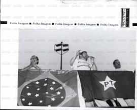 Comício na cadidatura “Lula Presidente” realizado na Ford nas eleições de 1994 (São Bernardo do Campo-SP, 24 jan. 1994). / Crédito: Helcio Nagamine/Folha Imagem.