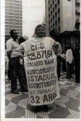 Ato dos funcionários públicos no viaduto do Chá (São Paulo-SP, 10 nov. 1992). / Crédito: Roberto ...