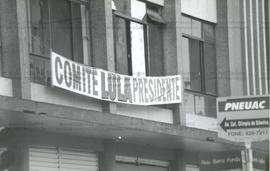 Fachada do Comitê Nacional da candidatura “Lula Presidente”, situado à av Angélica em São Paulo-SP, nas eleições de 1994 (São Paulo-SP, 1994). / Crédito: Autoria desconhecida