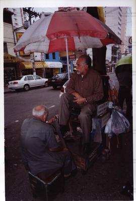 Caminhada da dandidatura “Genoino Governador” (PT) pelo bairro de Pinheiros nas eleições de 2002 ([São Paulo-SP], 2002) / Crédito: Cesar Hideiti Ogata