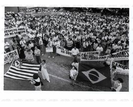 Protesto dos bancários do Banespa contra a privatização, realizado no Palácio dos Bandeirantes (São Paulo-SP, 16 fev. 1995).  / Crédito: Itamar Miranda/Agência Estado.