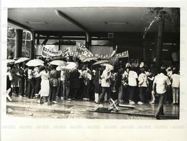 Manifestação dos servidores públicos em greve no centro de São Paulo (São Paulo-SP, mar. 1982). / Crédito: Vera Lúcia.