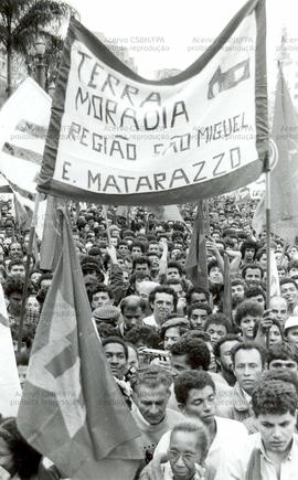 Comício da candidatura “Lula Presidente” (PT) na praça da Sé nas eleições de 1989 (São Paulo-SP, 17 set. 1989). / Crédito: Douglas Mansur