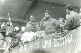 Comício de encerramento do primeiro turno da campanha presidental promovido pela candidatura “Lula Presidente” nas eleições de 1989 (São Paulo-SP, 12 nov. 1989). / Crédito: Roberto Parizotti