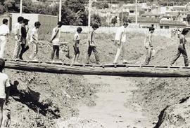 Atividades realizadas pelo movimento de moradia em Guaianazes (São Paulo-SP, mar. 1982). Crédito: Vera Jursys