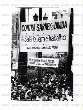 1o. de Maio realizado na Praça da Sé (São Paulo-SP, 1 mai. 1989). / Crédito: Roberto Parizotti/Agência Fóton