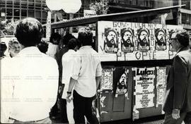 Cartazes da candidatura “Lula Governador” (PT) em ponto de ônibus na Praça Ramos (São Paulo-SP,  1982). / Crédito: Autoria desconhecida