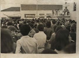 Manifestação de trabalhadores nas comemorações do 1o. de Maio, na Igreja do Bonfim (Osasco-SP, 1 mai. 1978).  / Crédito: Autoria desconhecida.