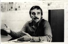 Entrevista do deputado federal Antônio Carlos de Oliveira (PT-MS) na sede do jornal Em Tempo ([São Paulo-SP?], dez. 1980/jan. 1981). / Crédito: Autoria desconhecida.