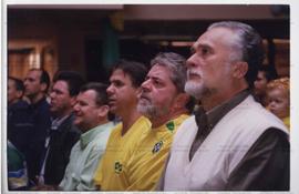 Exibição de jogo da seleção brasileira na Copa do Mundo de futebol, durante as eleições de  2002, promovida pela candidatura “Lula Presidente” (PT) no Sindicato dos Metalúrgicos do ABC ([São Bernardo do Campo-SP, 2002) / Crédito: Cesar Hideiti Ogata