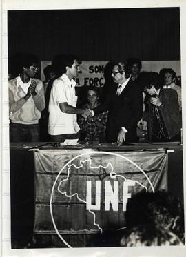 Posse de Javier Alfaia na Presidência da UNE, realizada no TUCA (São Paulo-SP, 1981). Crédito: Ve...