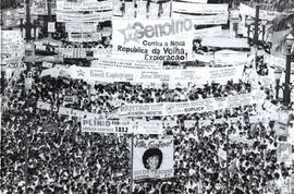 Comício com candidaturas do PT realizado na Praça da Sé nas eleições de 1986 (São Paulo-SP, 09 nov. 1986). Crédito: Vera Jursys