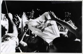 Festa da vitória da candidatura Luiza Erundina Prefeita (PT) , na Av. Paulista, ao final das eleições de 1988 (São Paulo-SP, 11 nov. 1988). / Crédito: Anselmo Piccardi