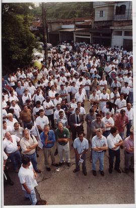 Assembleia e passeata dos metalúrgicos do ABC contra o desemprego ([São Bernardo do Campo-SP], [2001?]). / Crédito: Autoria desconhecida