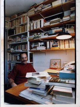 Retrato de Paulo Arantes, em seu escritório (São Paulo-SP, 1 fev. 1994) / Crédito: Bel Pedrosa/Fo...