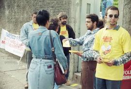Protesto da campanha contra demissões realizado por bancários em agência Bradesco na Cidade de Deus (Osasco-SP, 03 mai. 1996). Crédito: Vera Jursys