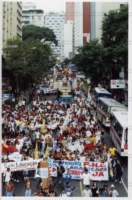 Ato de Estudantes descendo a Av. Brigadeiro Luiz Antônio (São Paulo-SP, Data desconhecida). / Crédito: Autoria desconhecida