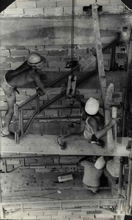 Homens trabalham em obra da construção civil (Local desconhecido, 22 dez. 1977 a 12 jan. 1978).  / Crédito: Paulo Rubens Fonseca.